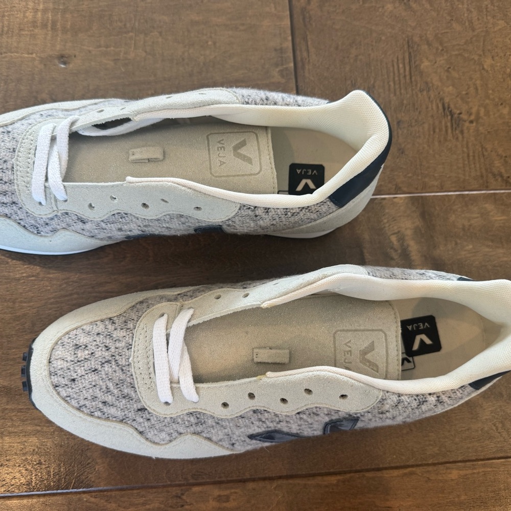 Veja Off-White Sneakers with Black Details - Picture 3 of 6